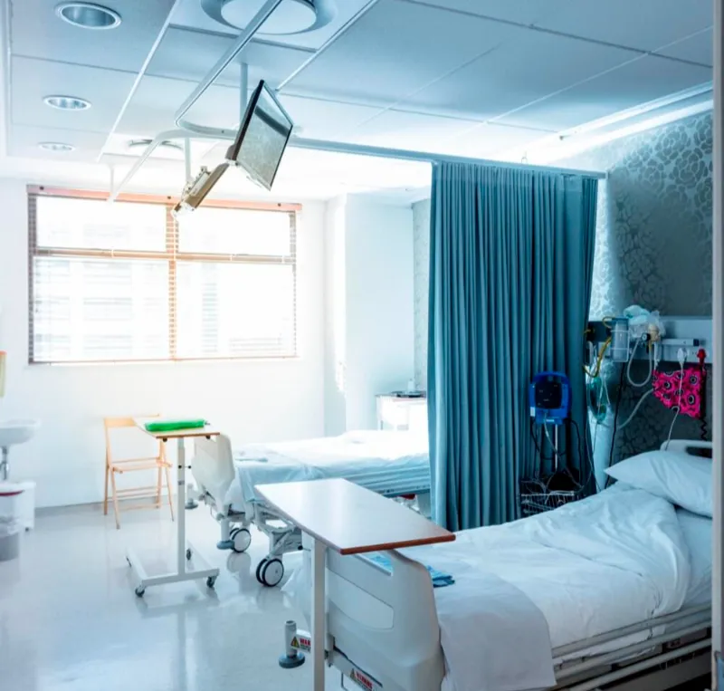 Hospital partition screen with curtain